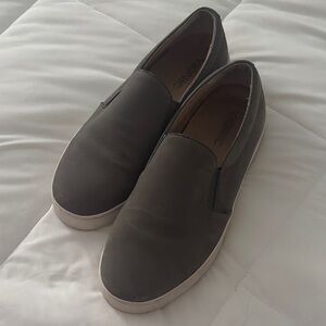 Vionic woman’s slip on size 7 olive green